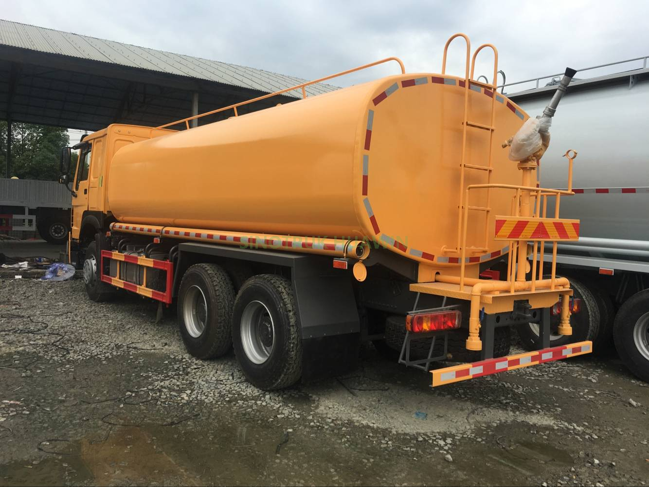 Camión rociador de agua HOWO 6x4 2000 litros