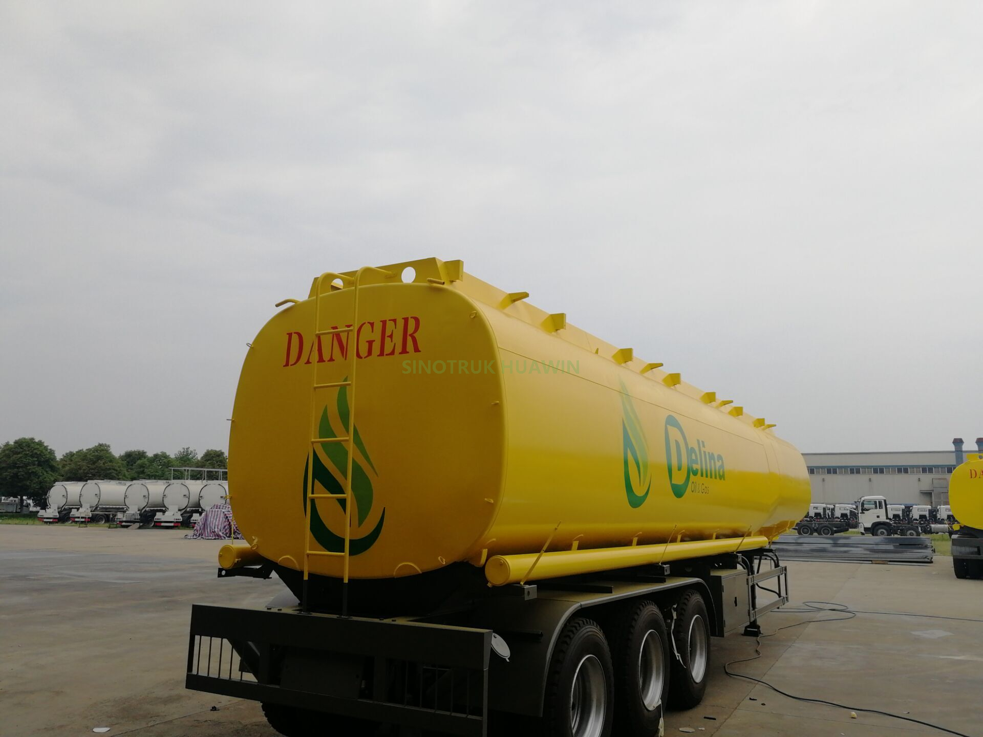 Semirremolque cisterna de combustible de 3 ejes SINOTRUK