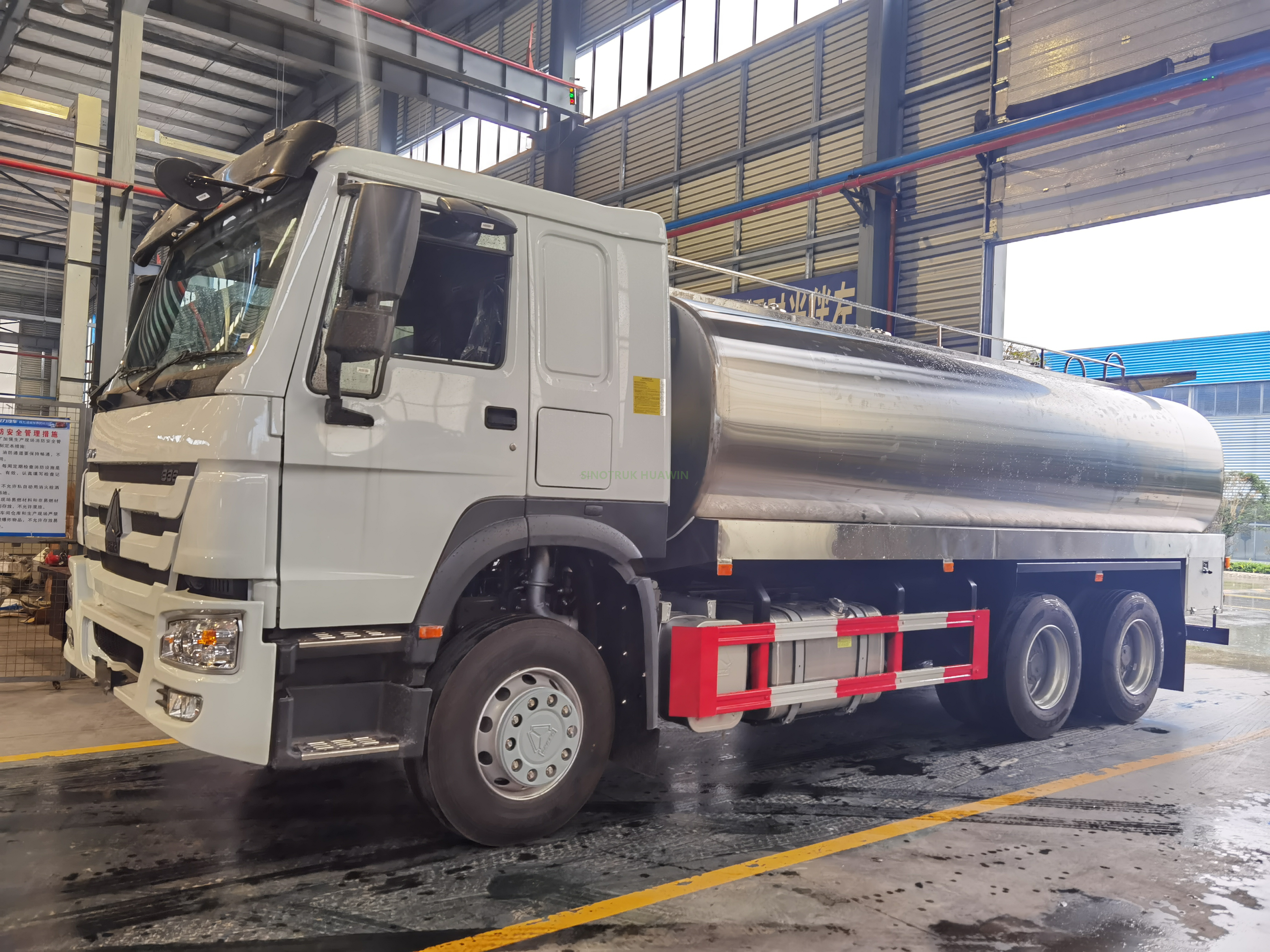 Camión de transporte y almacenamiento de leche SINOTRUK HOWO 6X4
