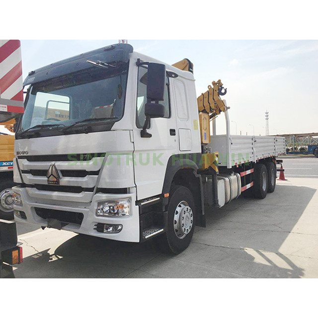Camión HOWO 6x4 con grúa de pluma articulada montada XCMG 14T