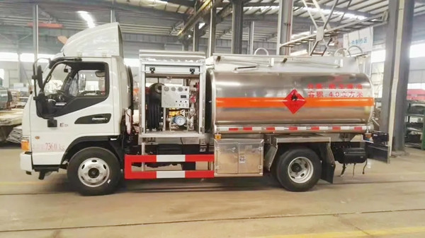 Cami&oacute;n de reabastecimiento de reabastecimiento de aviones