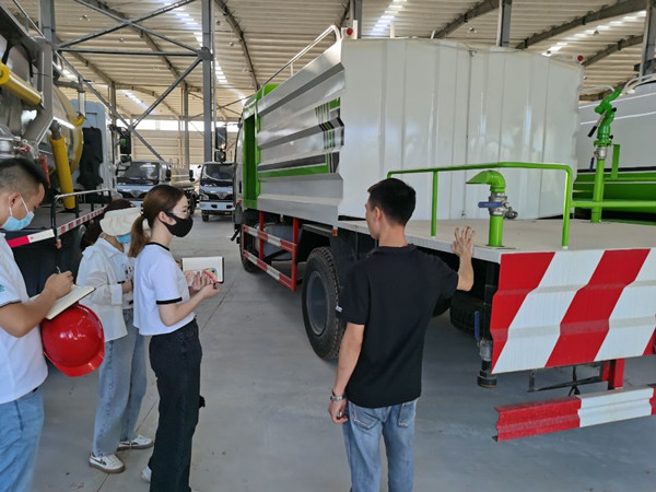 Entrenamiento del personal en la fábrica Huawin.