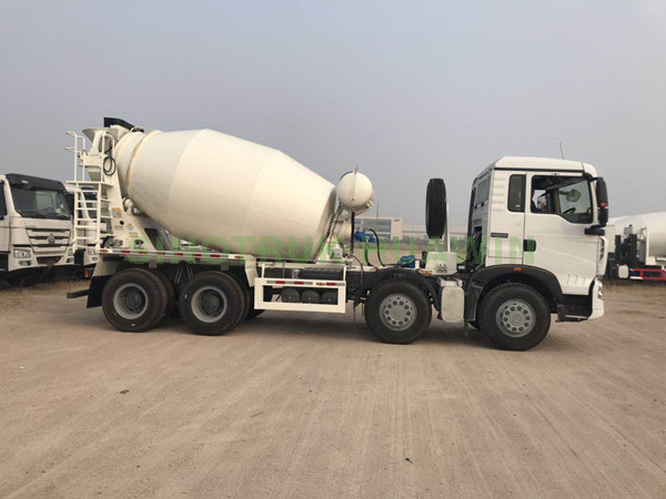 Camión hormigonera SINOTRUK T5G 8X4 RHD