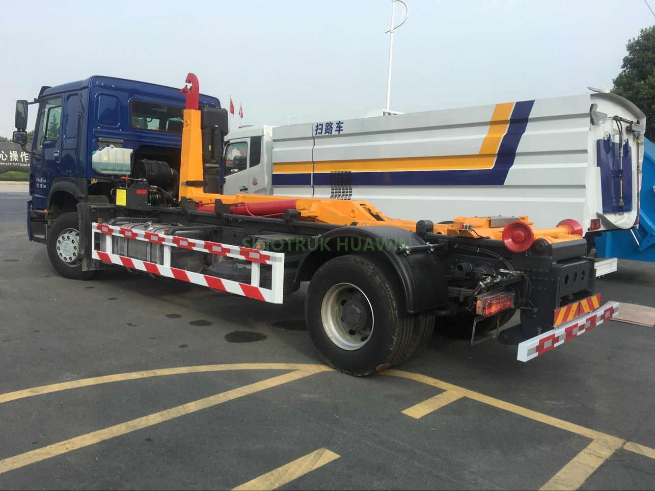 Camión de basura SINOTRUK 4X2 con brazo de gancho