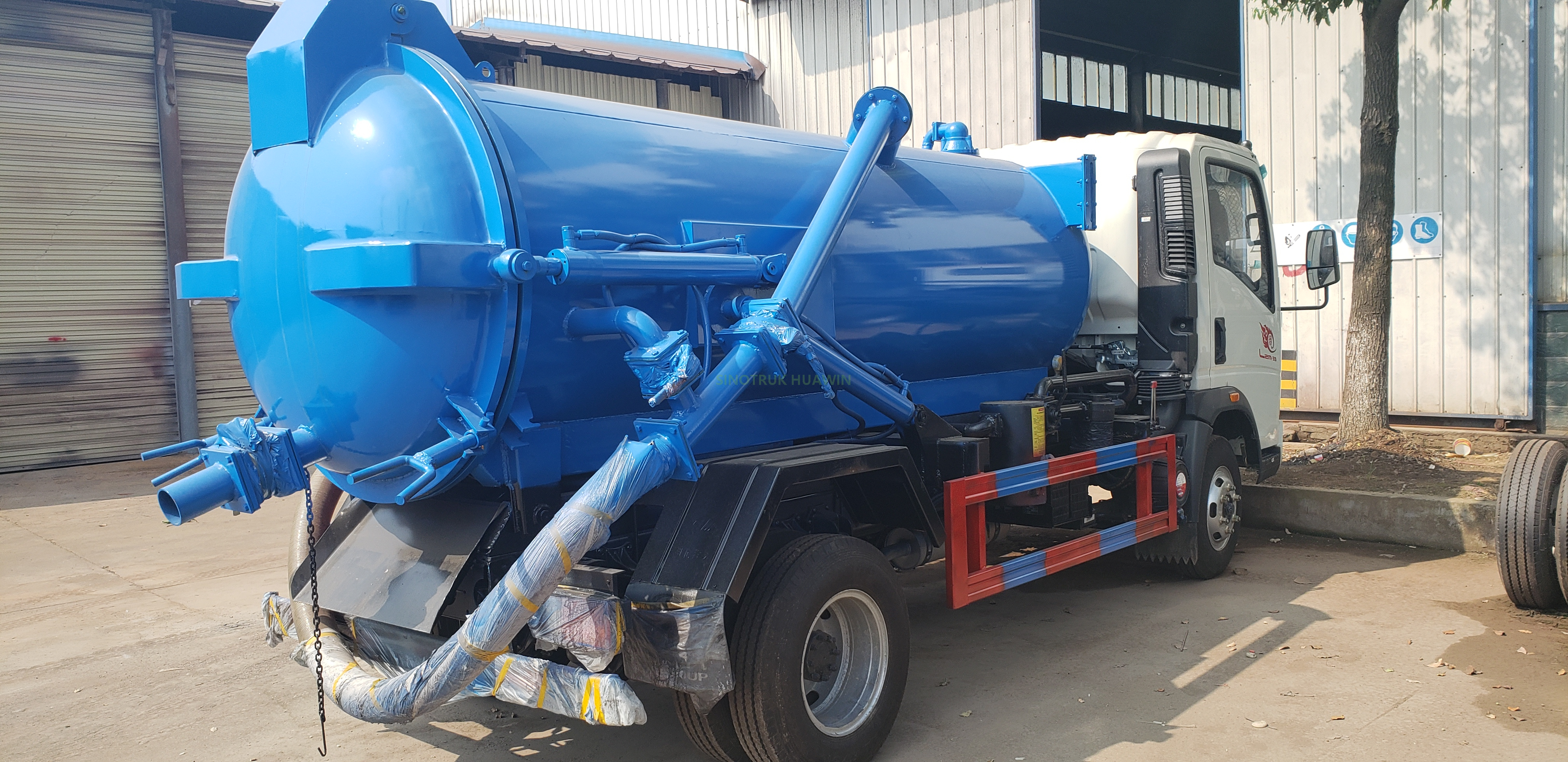 SINOTRUK HOWO Camión ligero 4X2 Camión de succión de aguas residuales en venta
