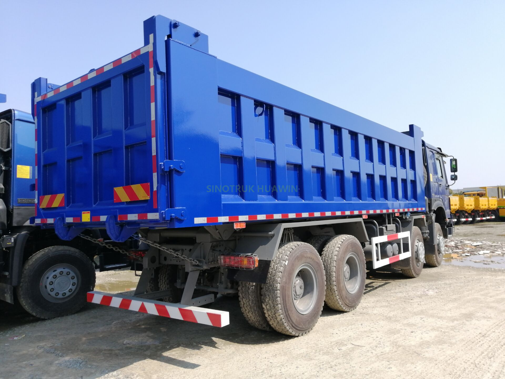 Camión volquete HOWO 8X4 con volquete frontal