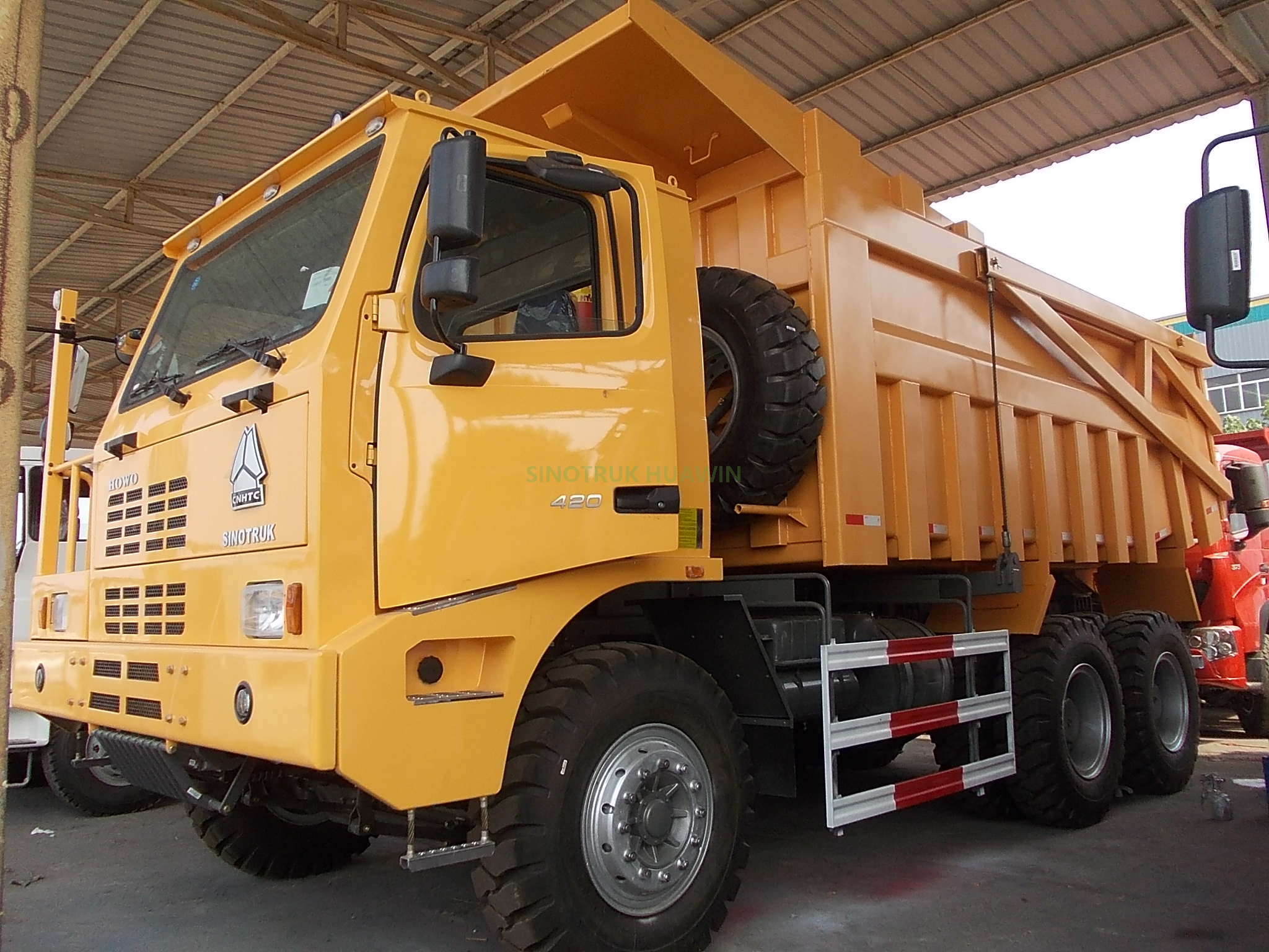 SINOTRUK nuevo camión volquete minero 6x4