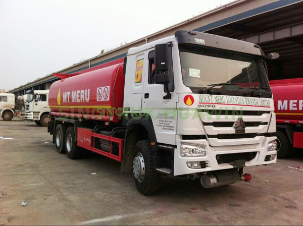 Camión cisterna de reabastecimiento de combustible SINOTRUK HOWO 6X4