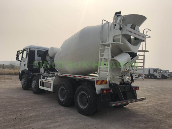 Camión hormigonera SINOTRUK T5G 8X4 RHD