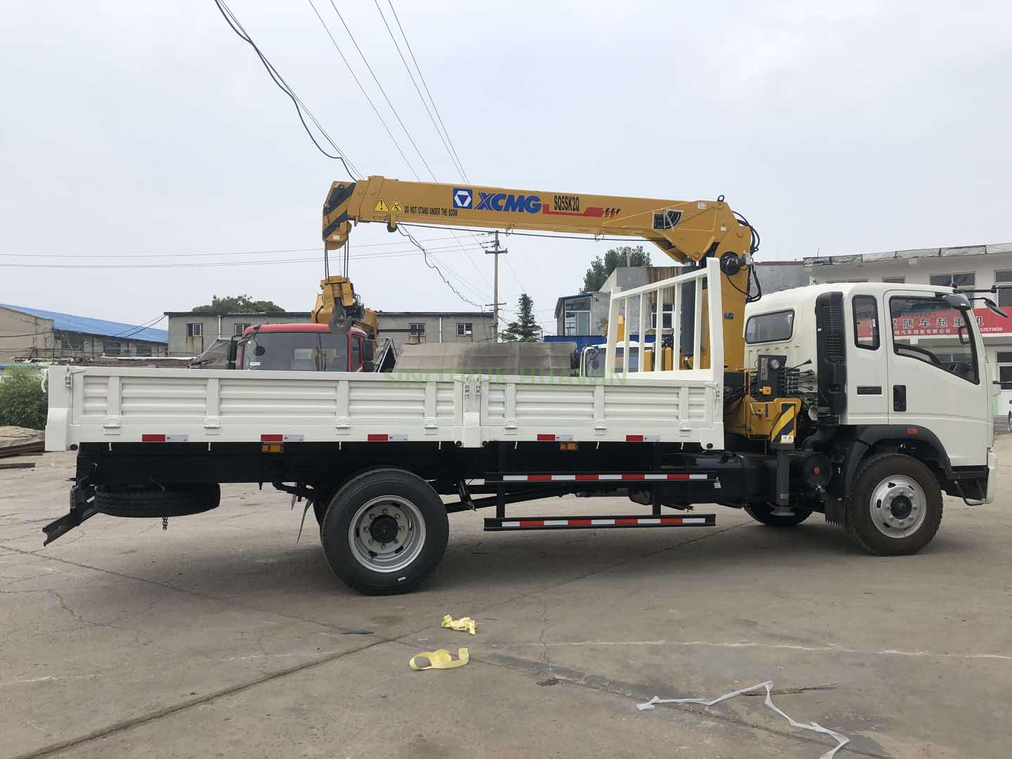 Camión HOWO 4X2 con grúa XCMG 3.2T