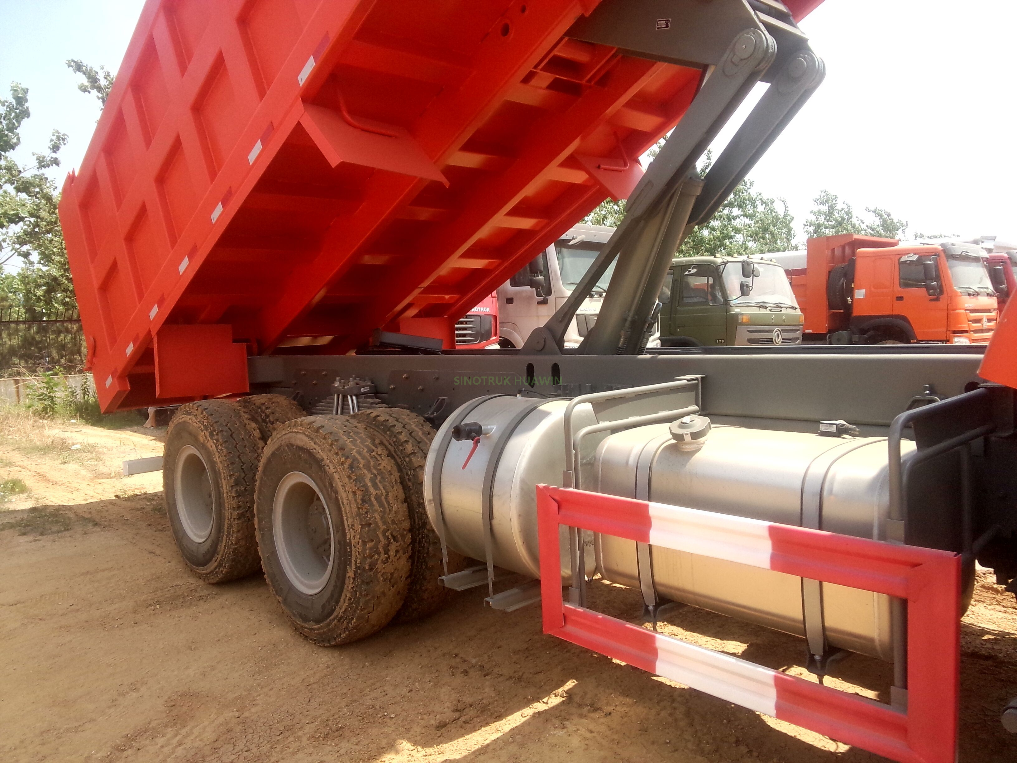 Camión volquete Sinotruk A7 6X4 con vuelco medio