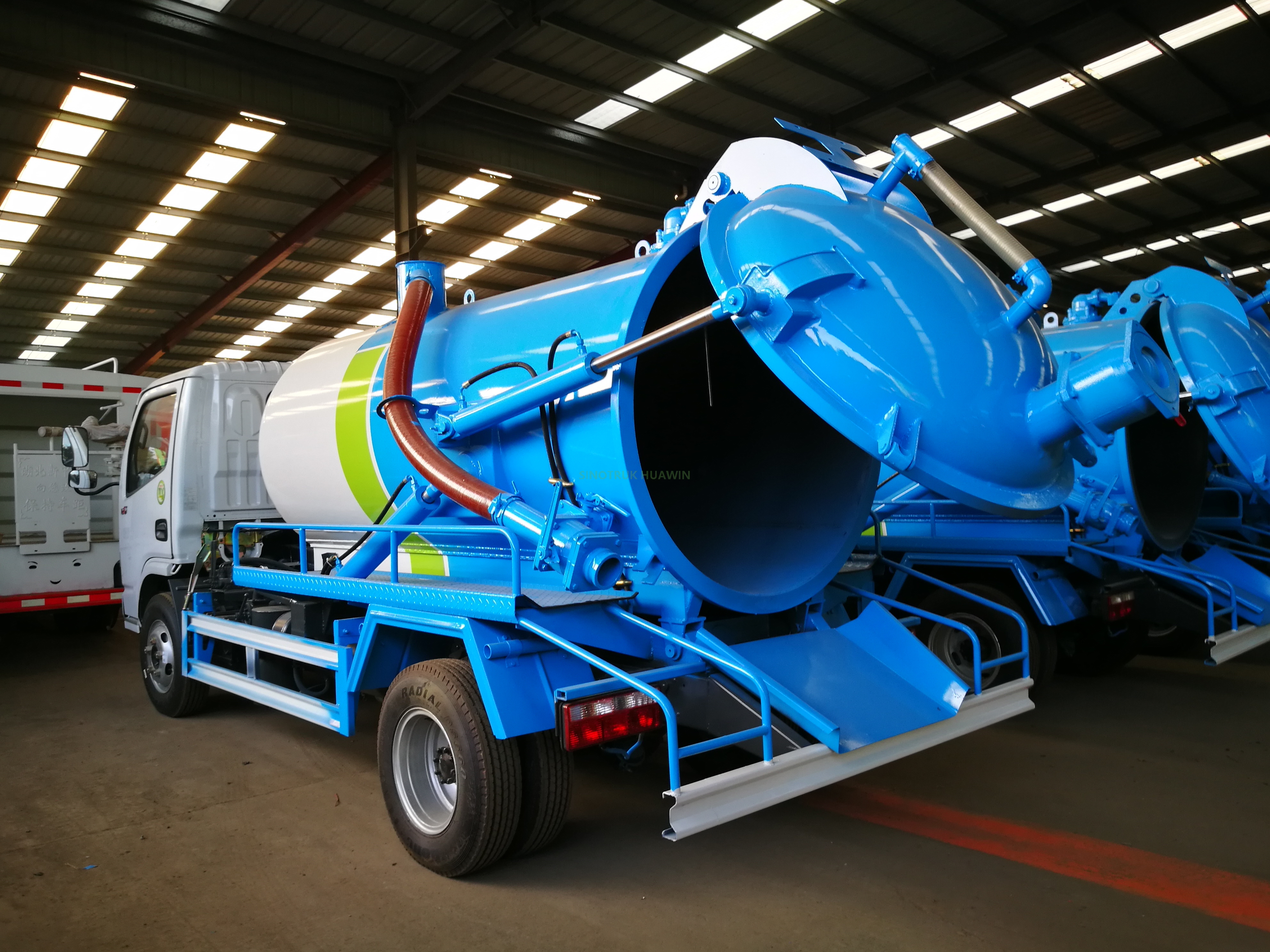 SINOTRUK HOWO Camión ligero 4X2 Camión de succión de aguas residuales en venta