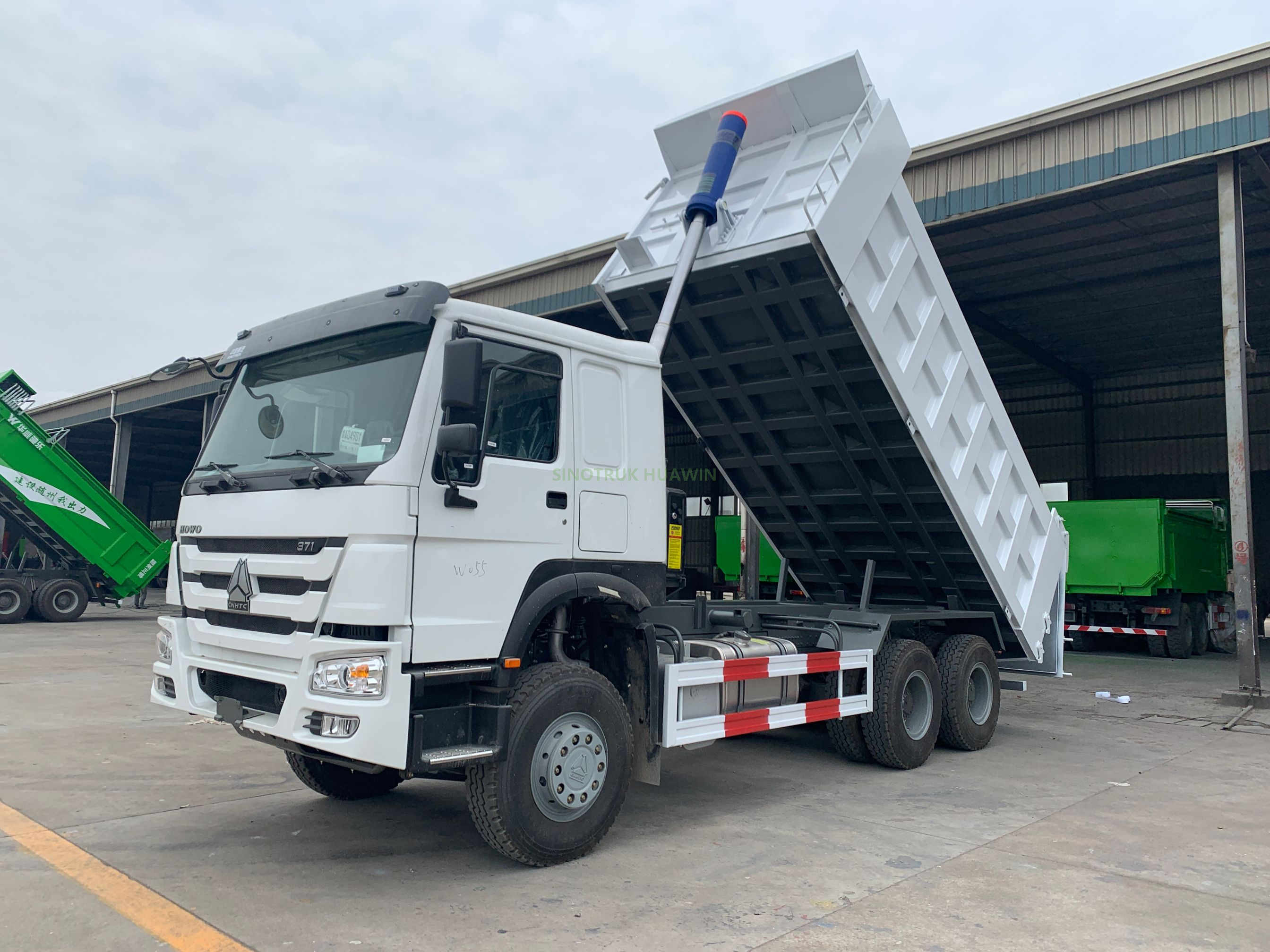 Camión volquete basculante delantero Sinotruck HOWO 6X4