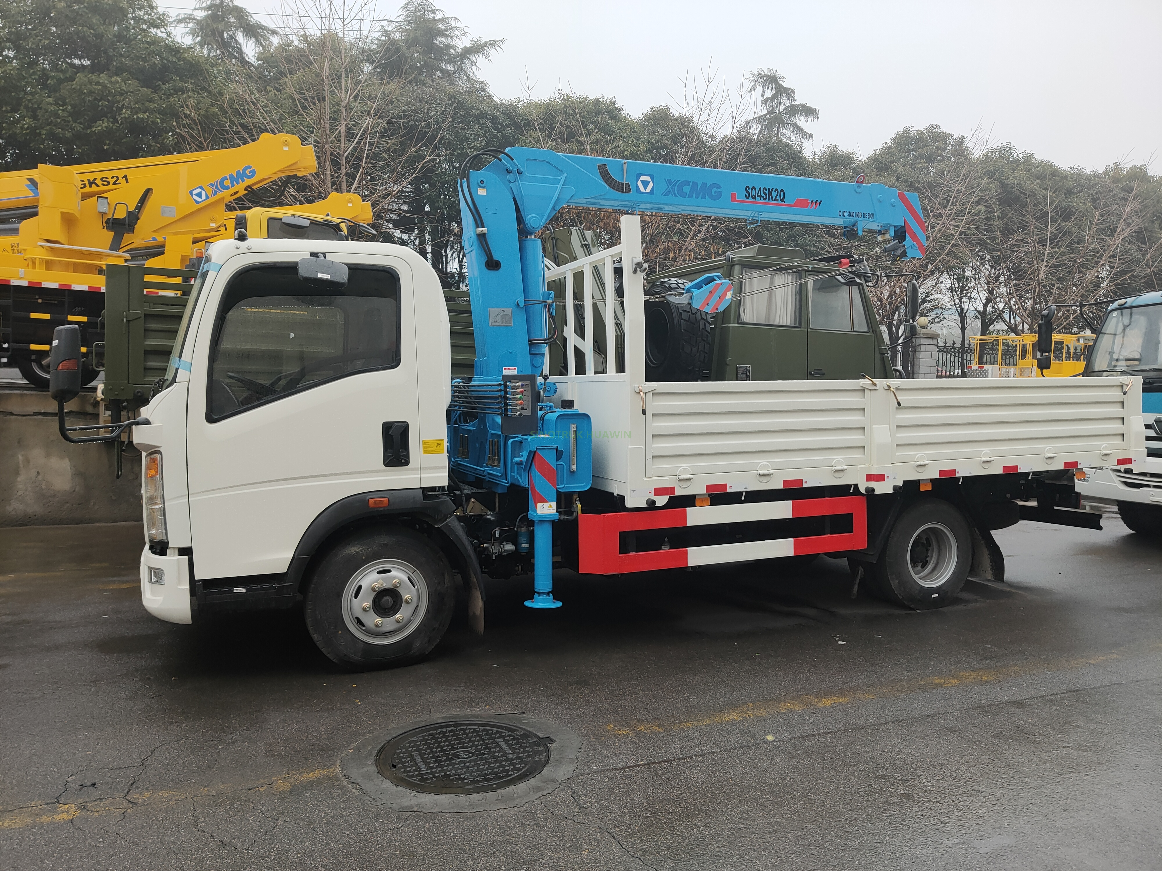 Camión HOWO 4X2 con grúa XCMG 3.2T