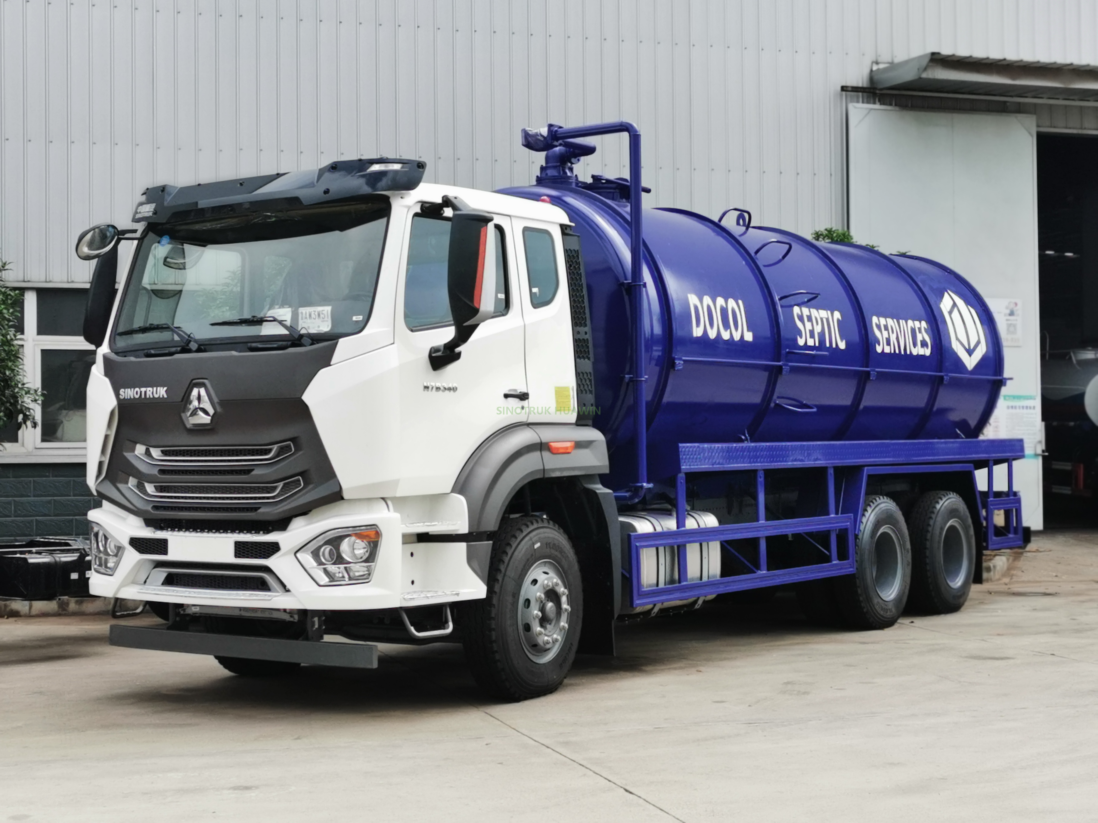 Camión cisterna de succión de aguas residuales de vacío Sinotruk Howo 6X4