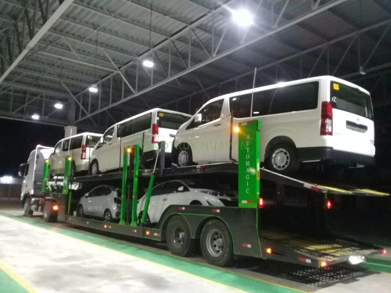 Semirremolque portacoches SINOTRUK de 2 ejes