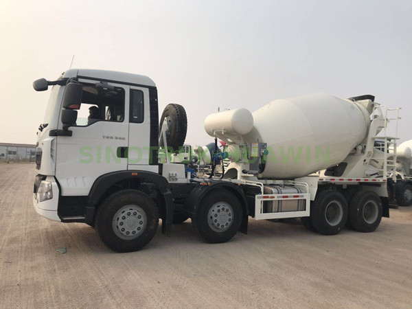 Camión hormigonera SINOTRUK T5G 8X4 RHD