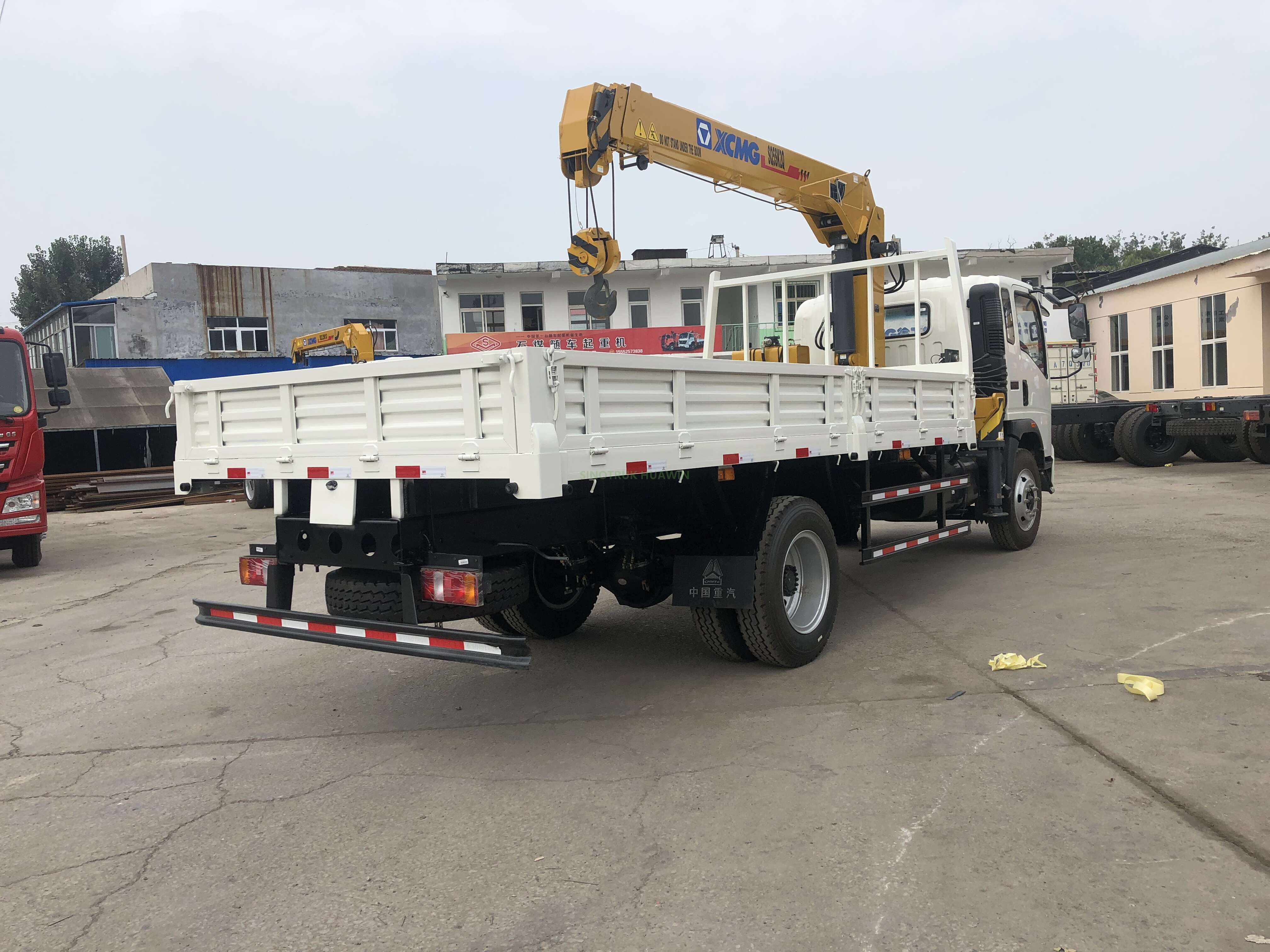 Camión HOWO 4X2 con grúa XCMG 3.2T