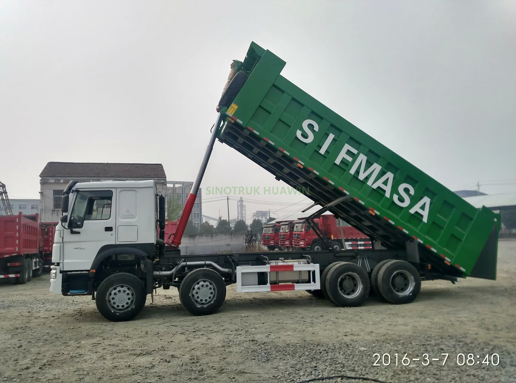 HOWO 8X4 Volquete con volante a la izquierda Volquete a la derecha
