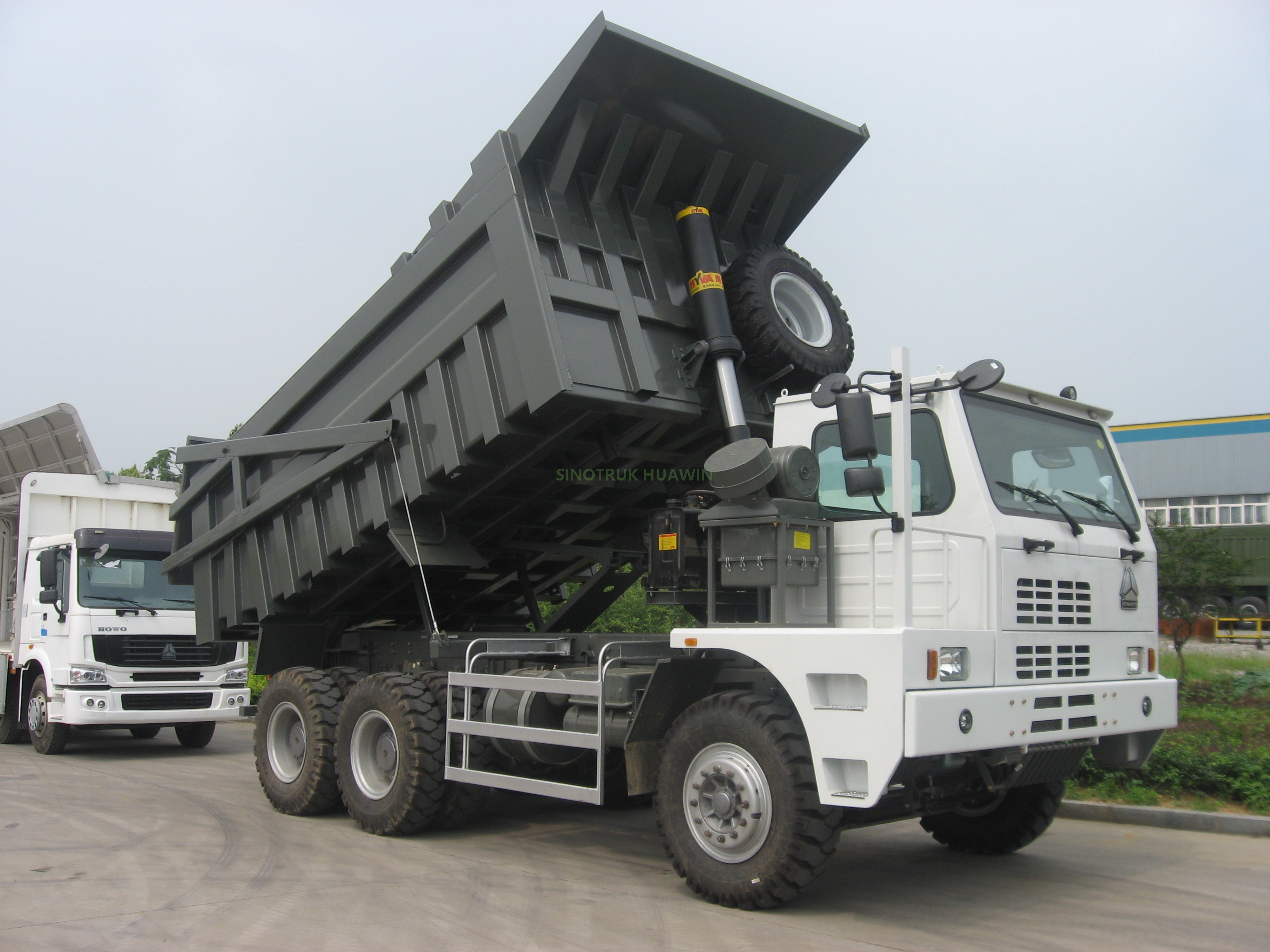 SINOTRUK Nuevo camión volquete minero 6x4