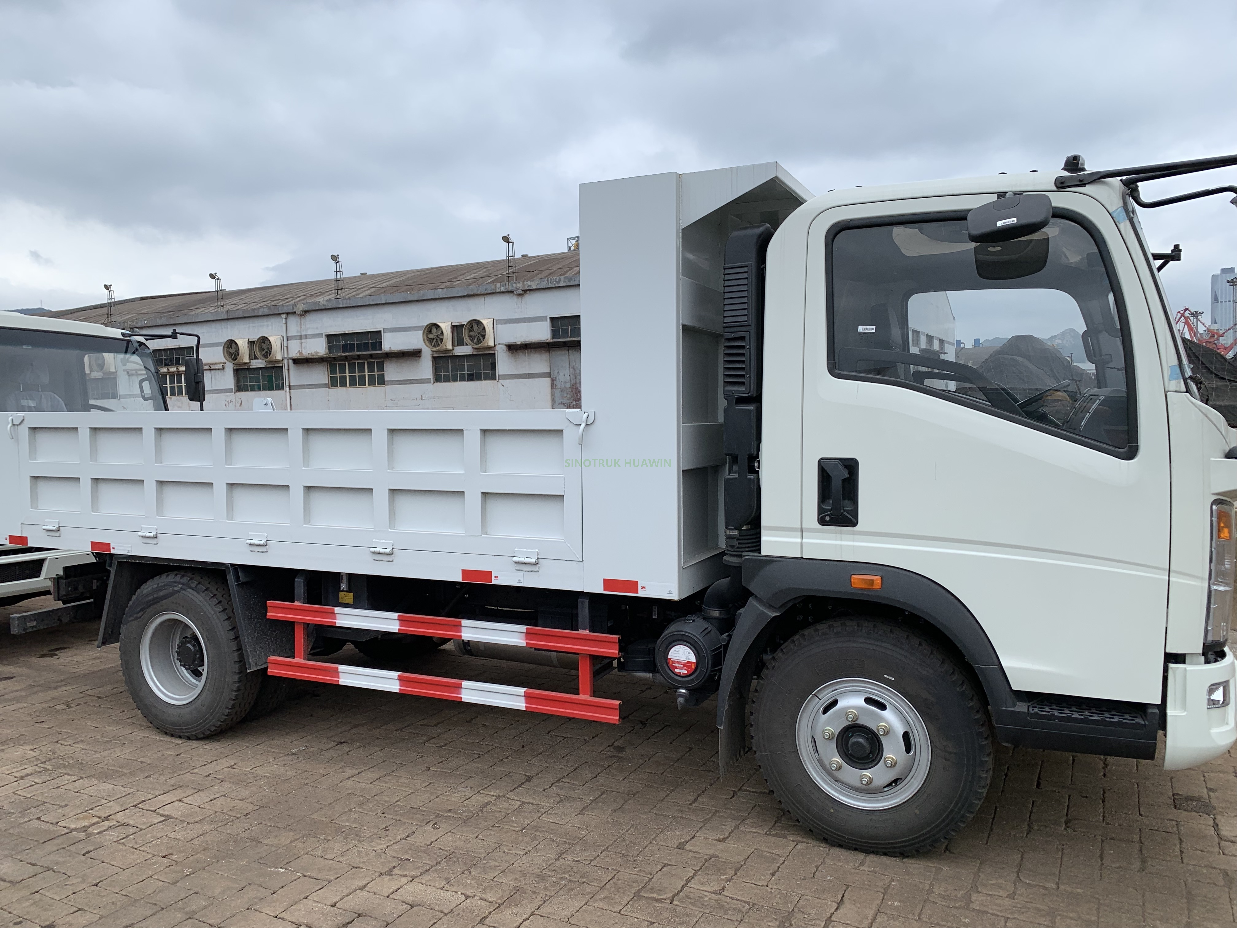 Camión volquete SINOTRUK 4X2 medio 4T a 10T
