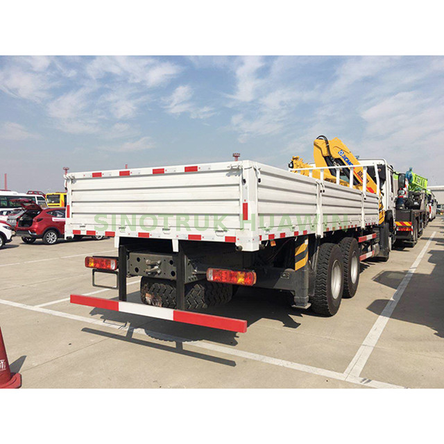 Camión HOWO 6x4 con grúa de pluma articulada montada XCMG 14T