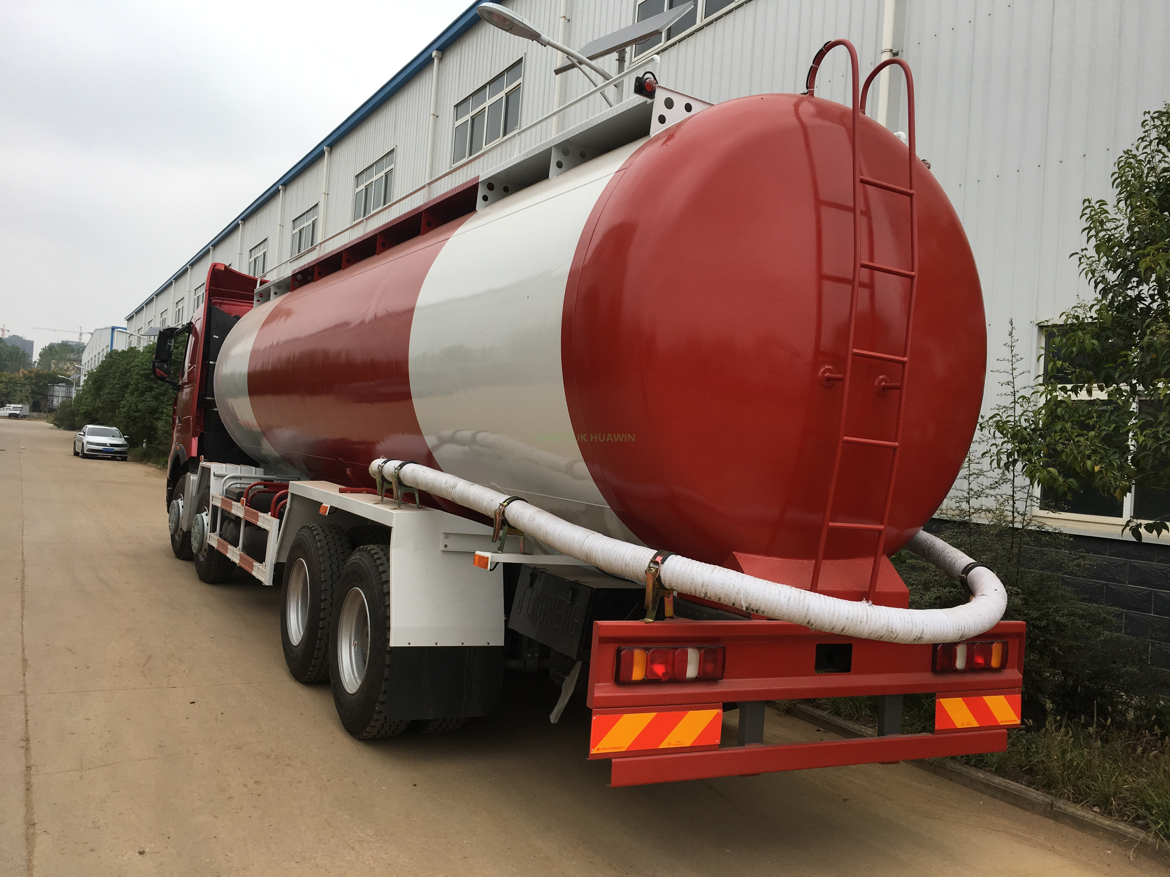 Camión de cemento a granel SINOTRUK HOWO 6X4 a la venta