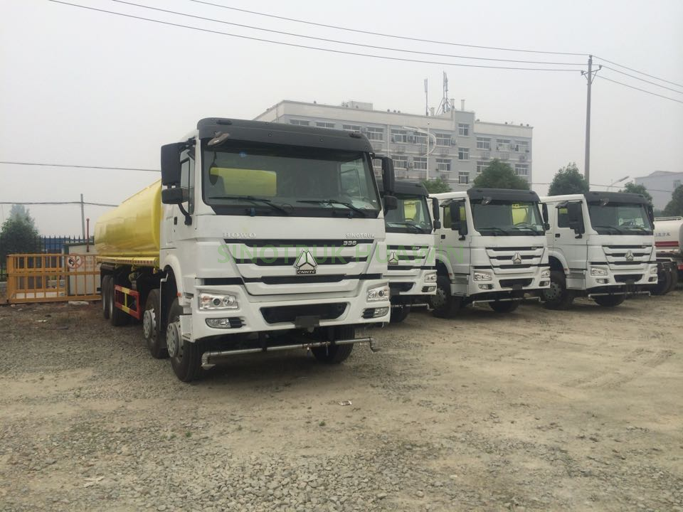 Camión cisterna de agua SINOTRUK HOWO 8X4