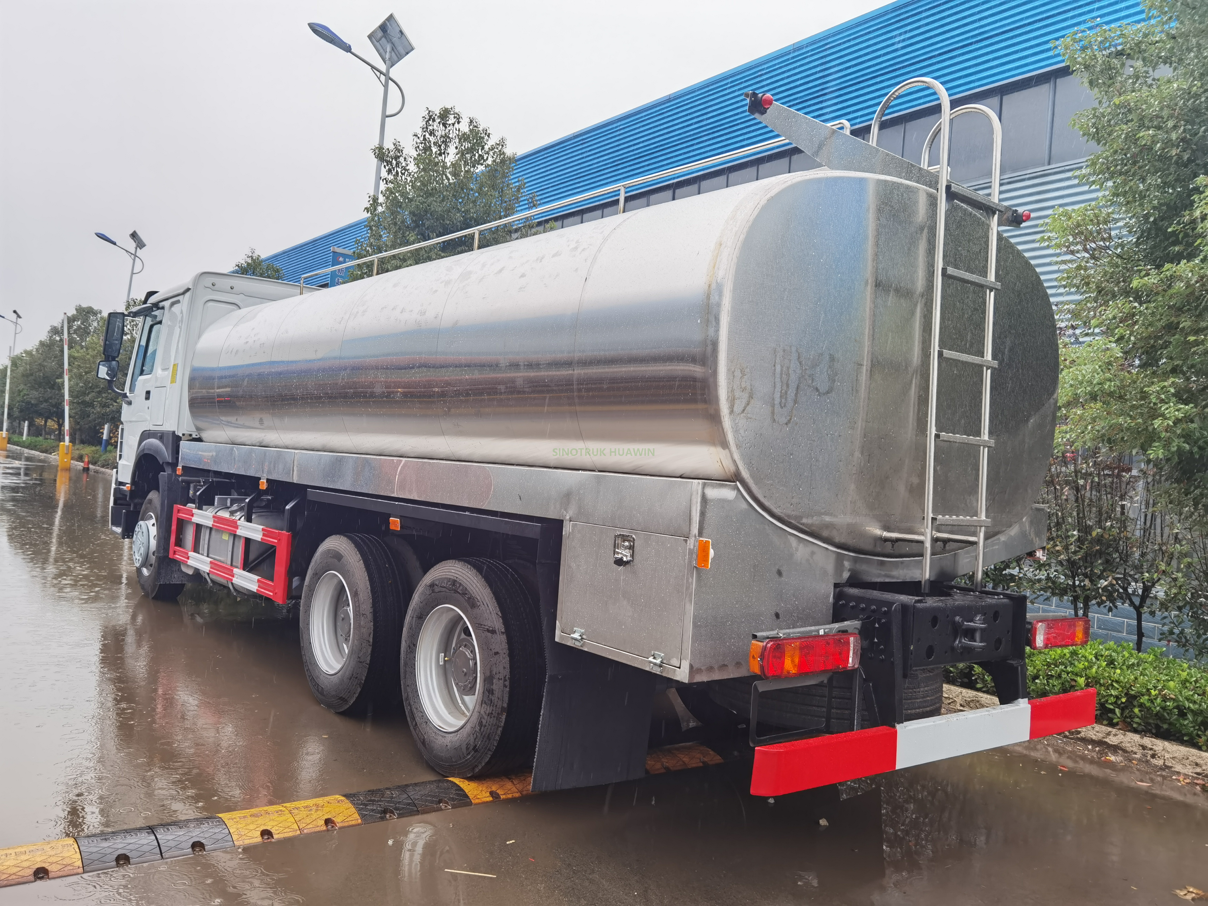 Camión de transporte y almacenamiento de leche SINOTRUK HOWO 6X4