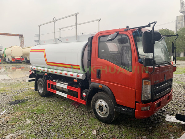 Camión de reabastecimiento de combustible SINOTRUK HOWO 4X2
