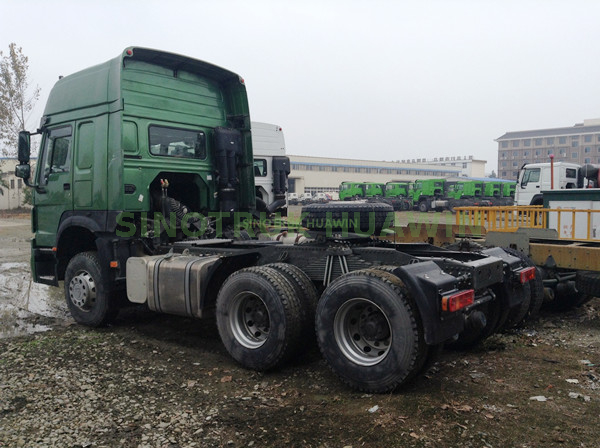 Camión tractor SINOTRUK HOWO 6x4 con dos traviesas