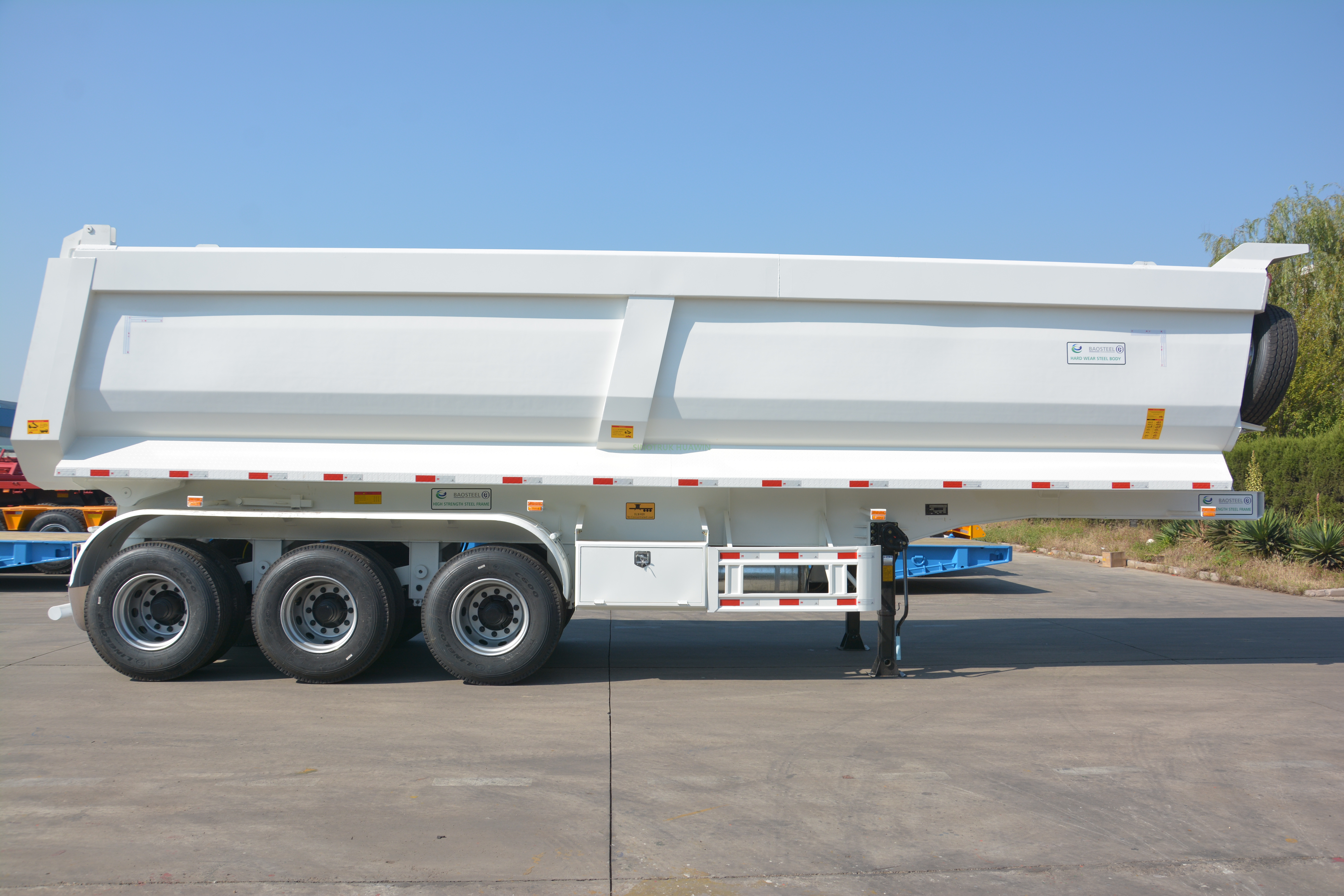 Semirremolque volquete de 3 ejes SINOTRUK en forma de U