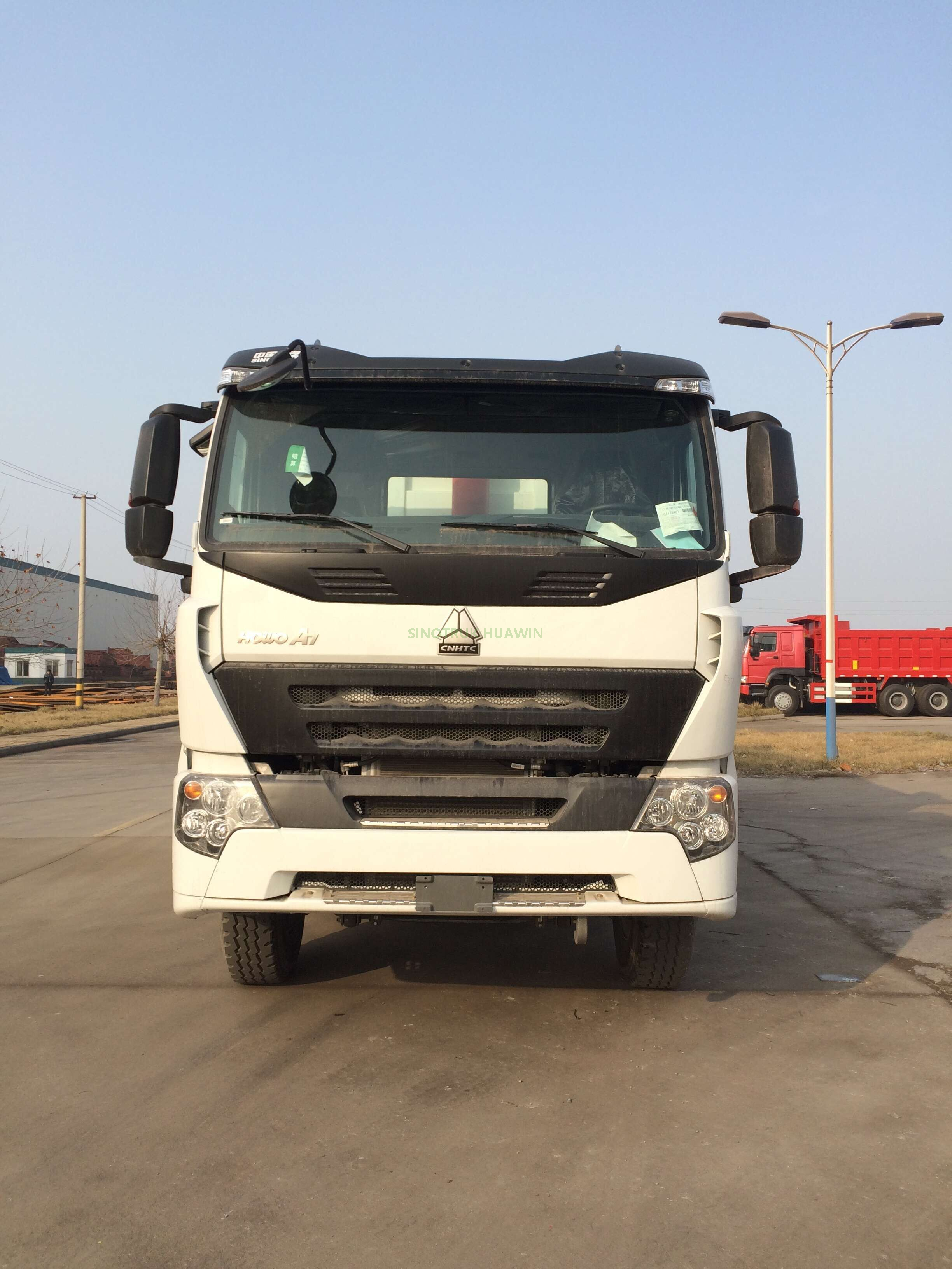Camión volquete SINOTRUK A7 8X4 con volquete frontal