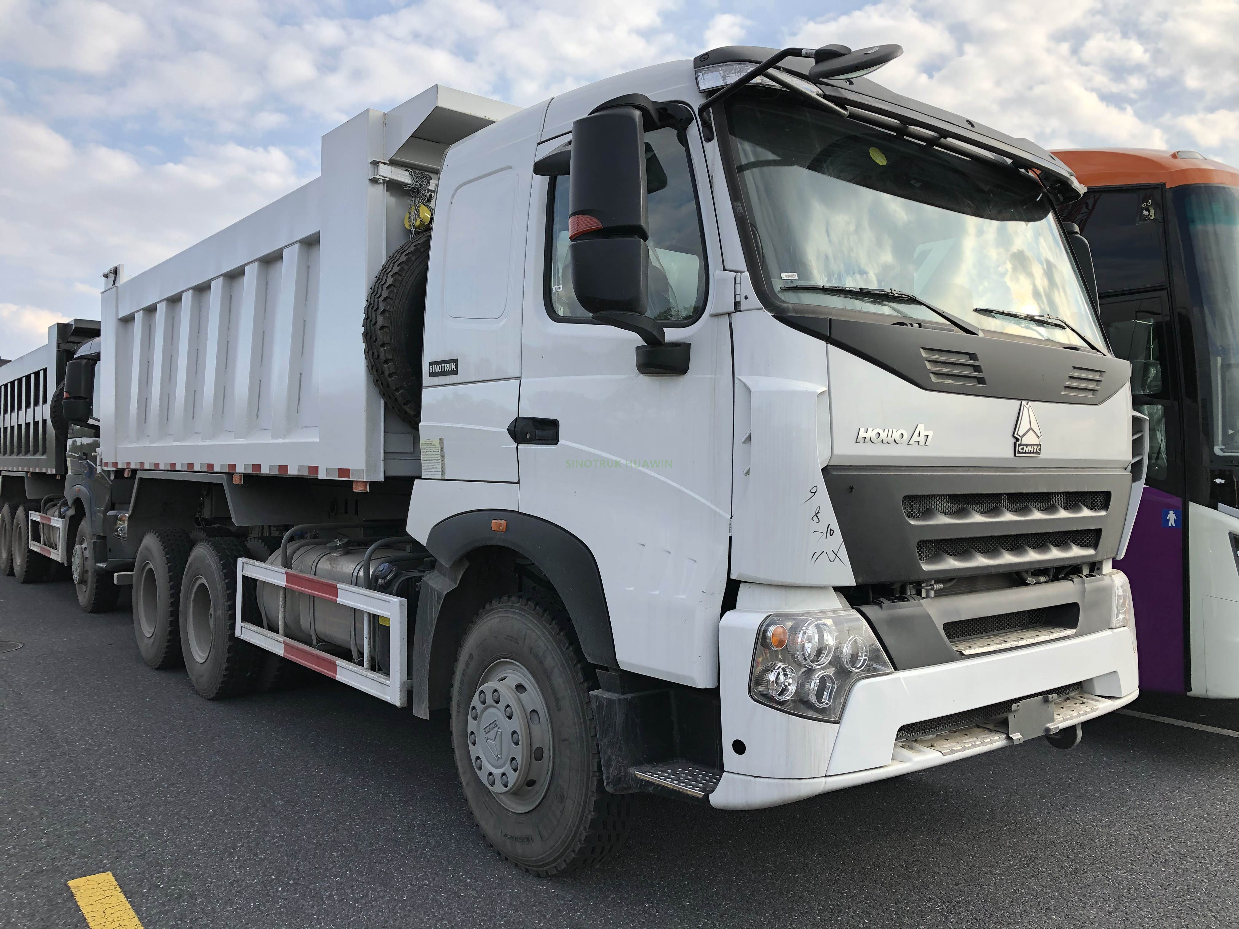 Camión volquete Sinotruk A7 6X4 con vuelco medio