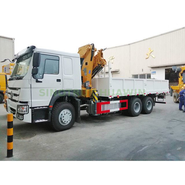 Camión HOWO 6x4 con grúa de pluma articulada montada XCMG 14T