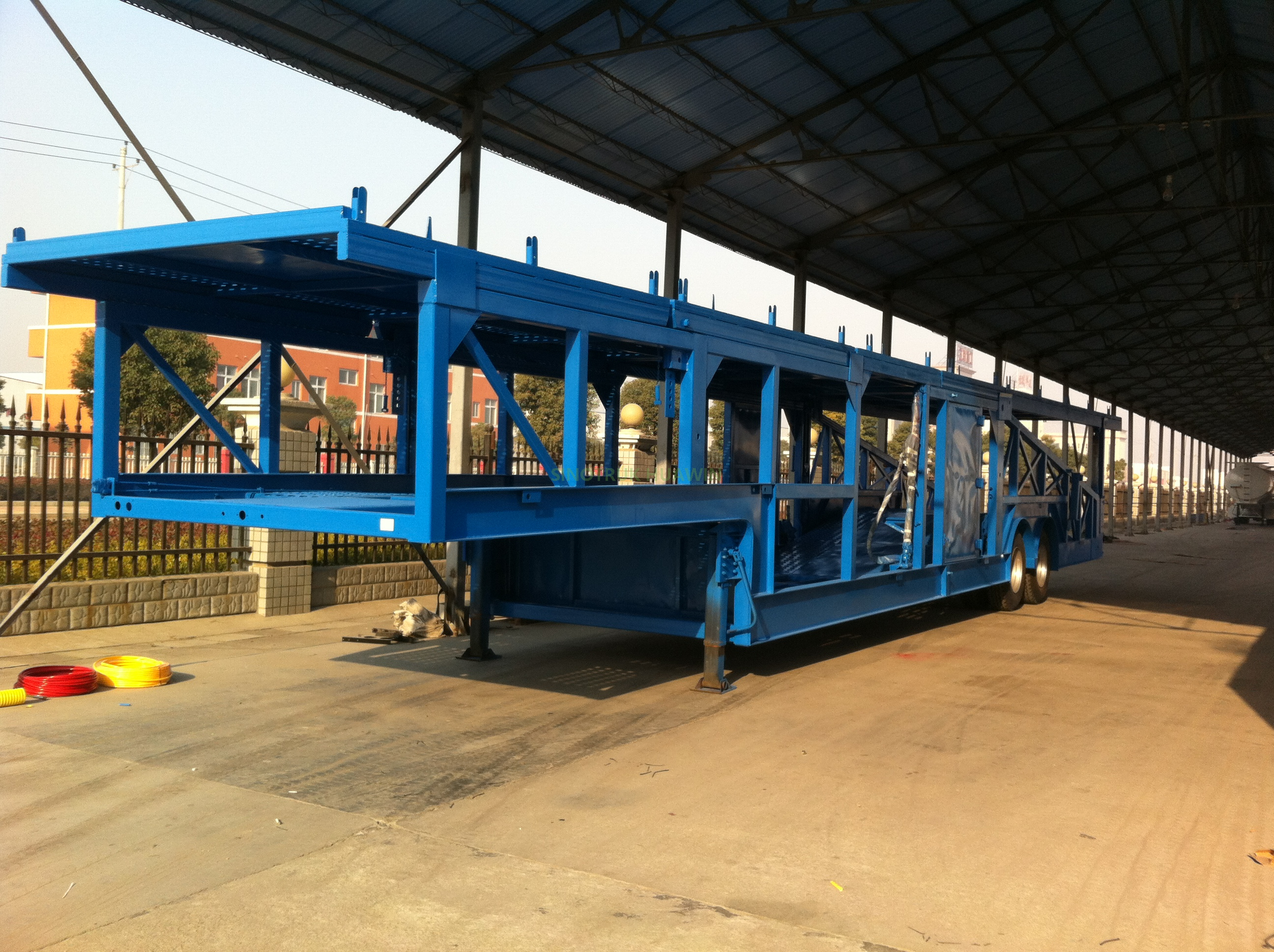 Semirremolque portacoches SINOTRUK de 2 ejes