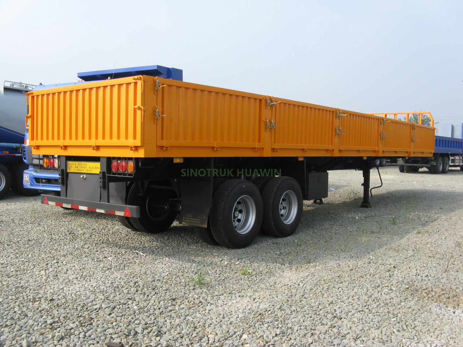 SINOTRUK 40FT Semirremolque lateral de pared de 2 ejes