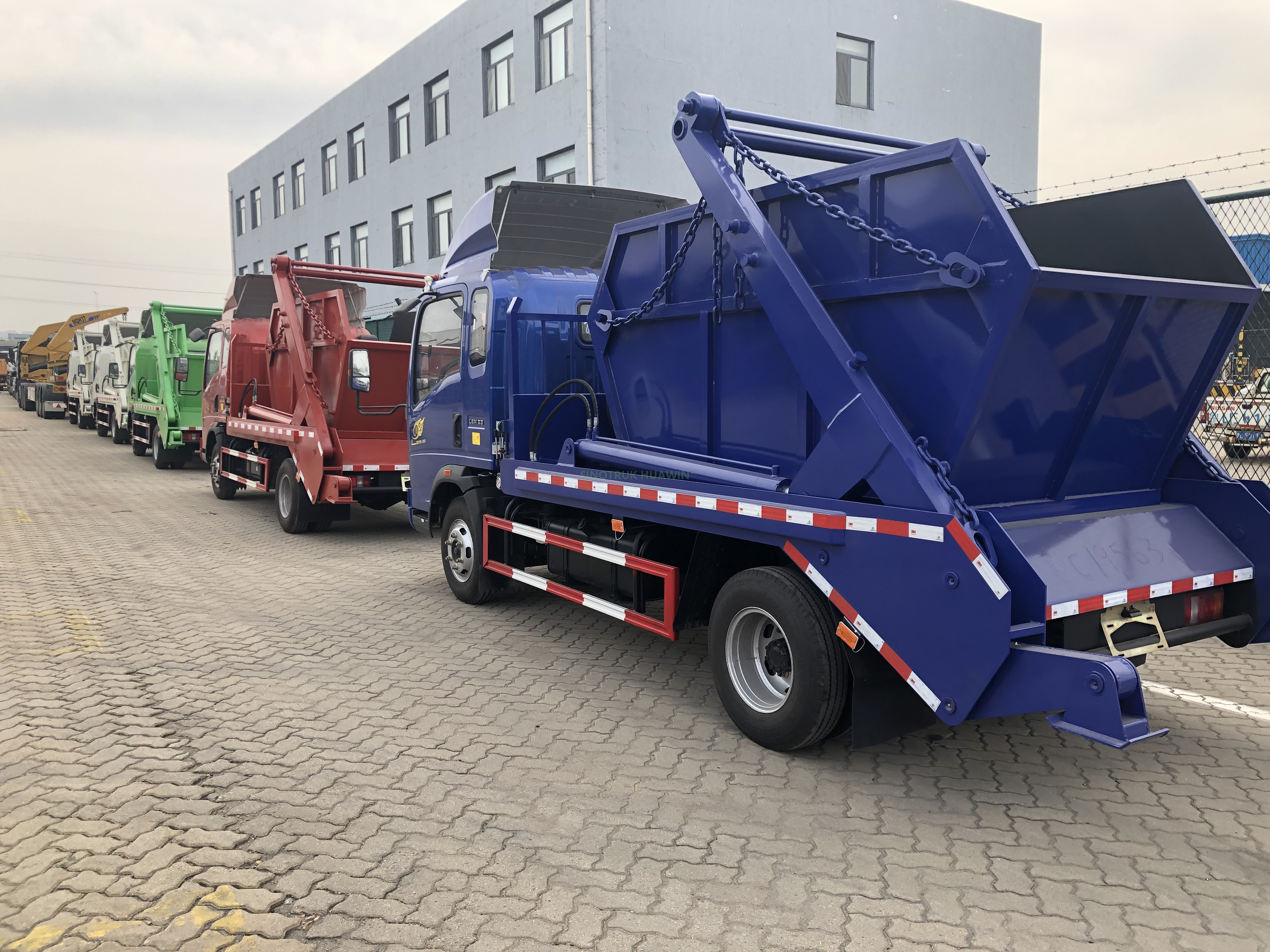Camión de basura de brazo oscilante SINOTRUK HOWO 4X2