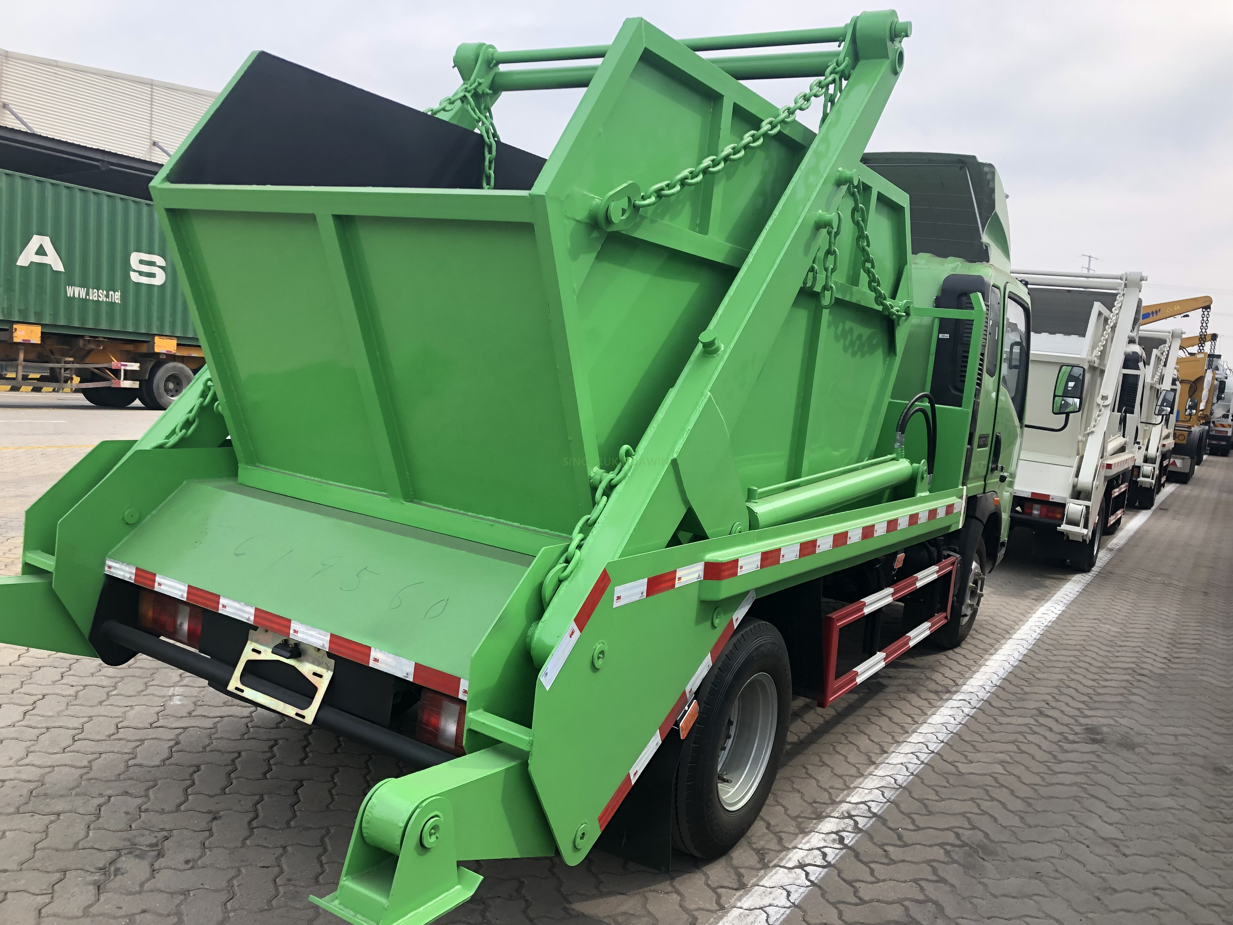 Camión de basura de brazo oscilante SINOTRUK HOWO 4X2
